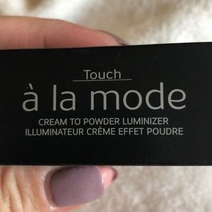 Younique À La Mode stick luminizer in Benevolent